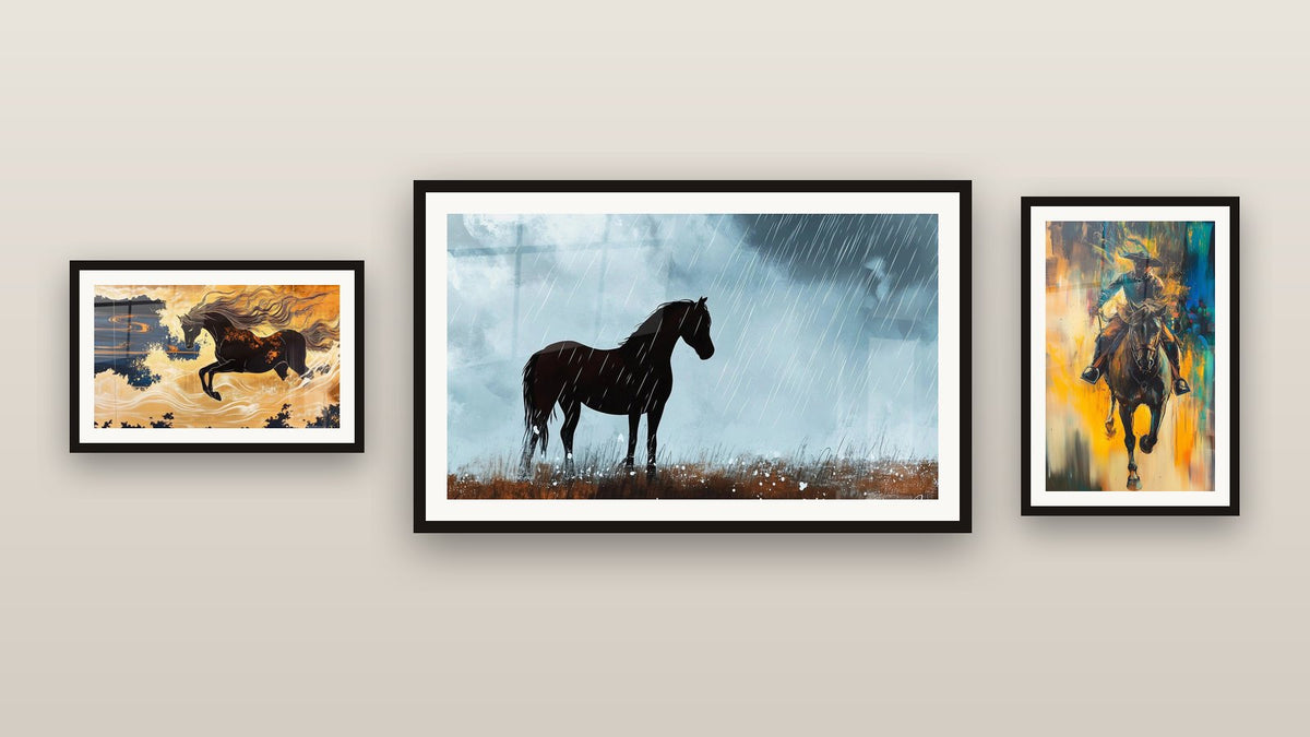 Mur de galerie avec trois tableaux encadrés
