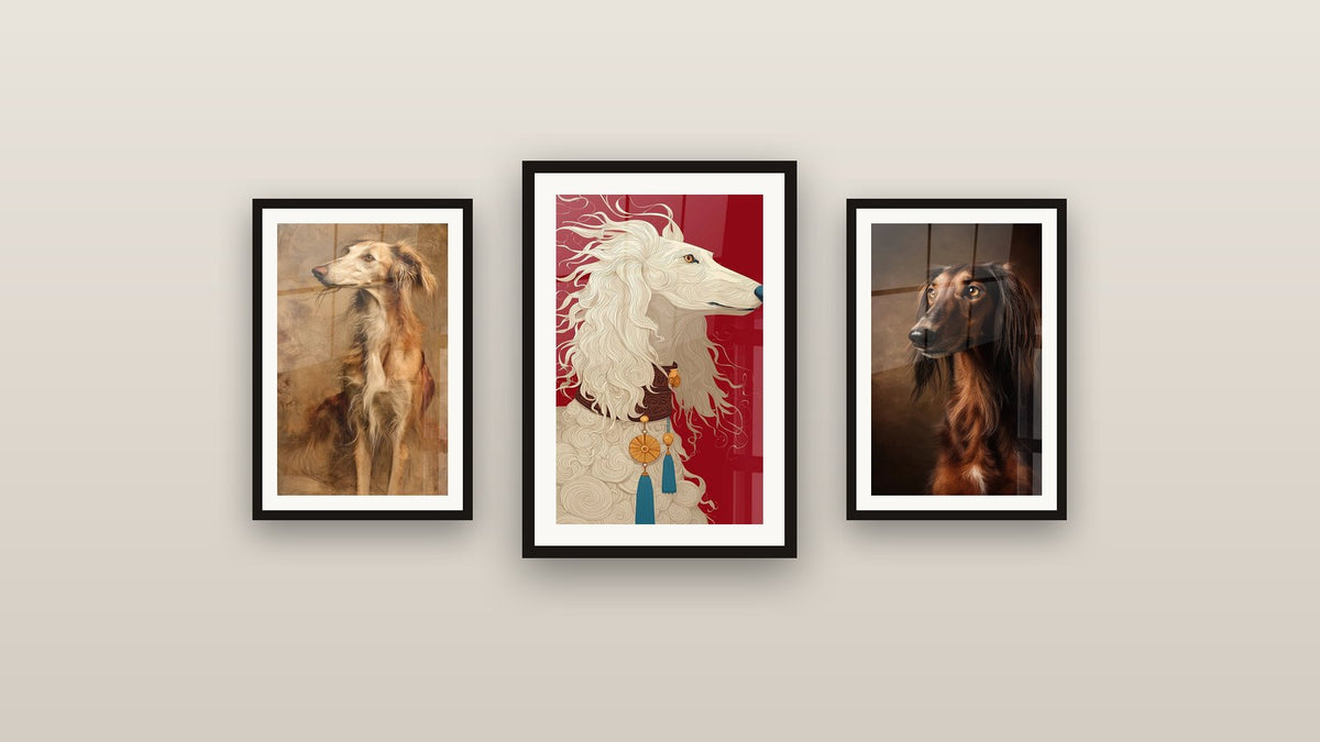 Mur de galerie avec trois tableaux encadrés, dont Chien Lévrier aux Yeux Dorés