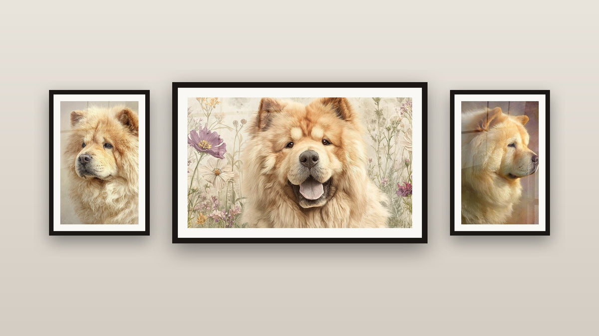 Mur de galerie avec trois tableaux encadrés, dont Chien Roux Souriant dans Prairie Fleurie