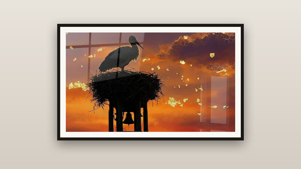Ingelijst schilderij aan een muur: Reiger bij Zonsondergang