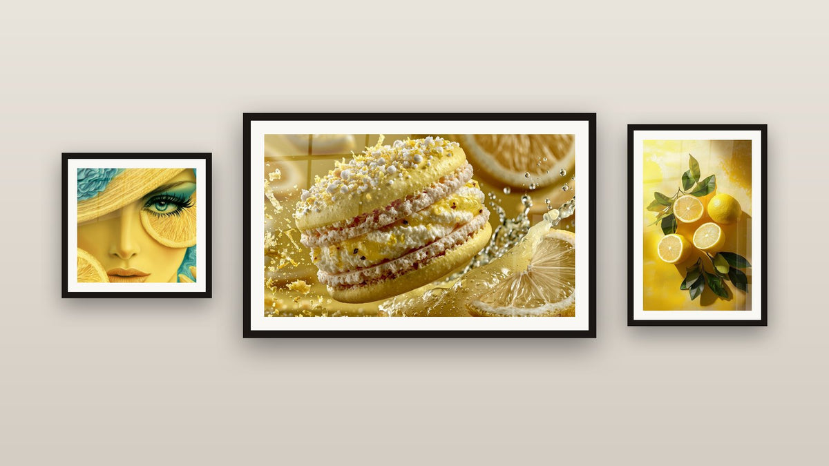 Mur de galerie avec trois tableaux encadrés, dont Citron N°2 et Visage jaune aux tranches de citron