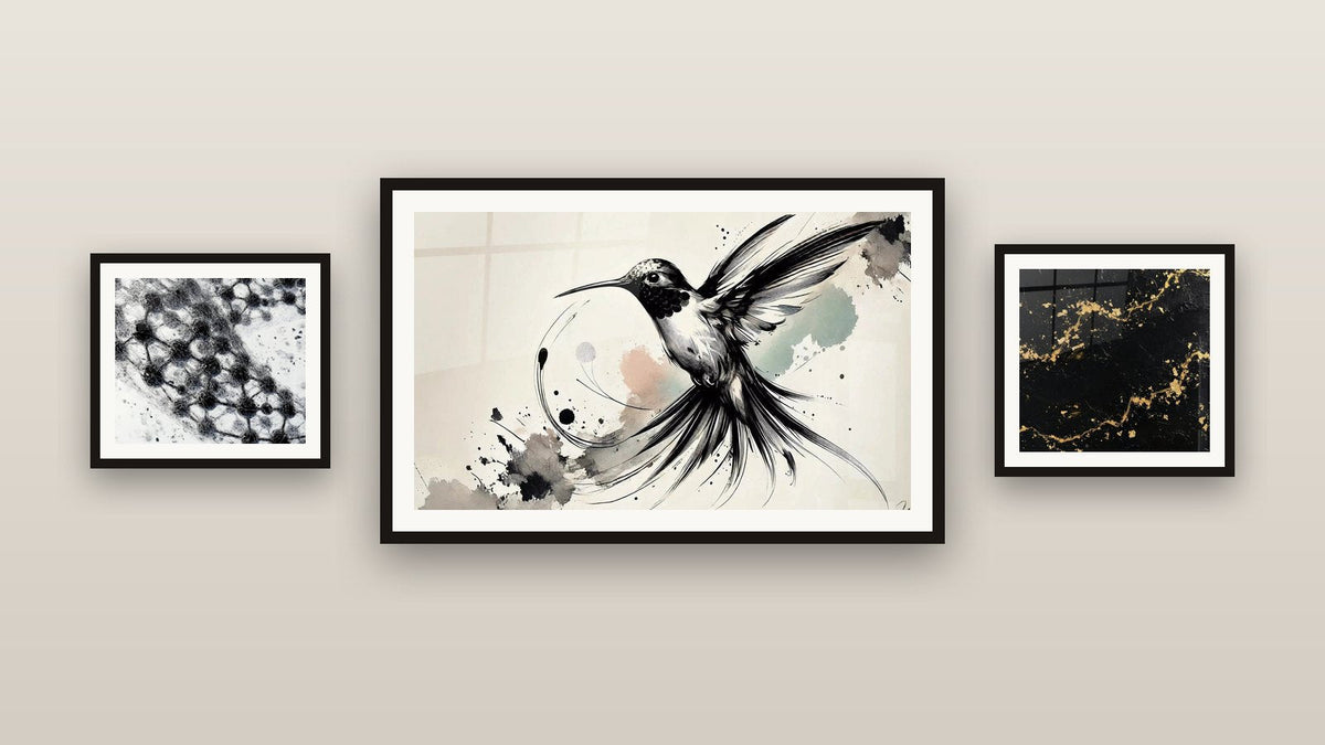 Mur de galerie avec trois tableaux encadrés, dont Éclat Noir et Blanc et Structure moléculaire ADN