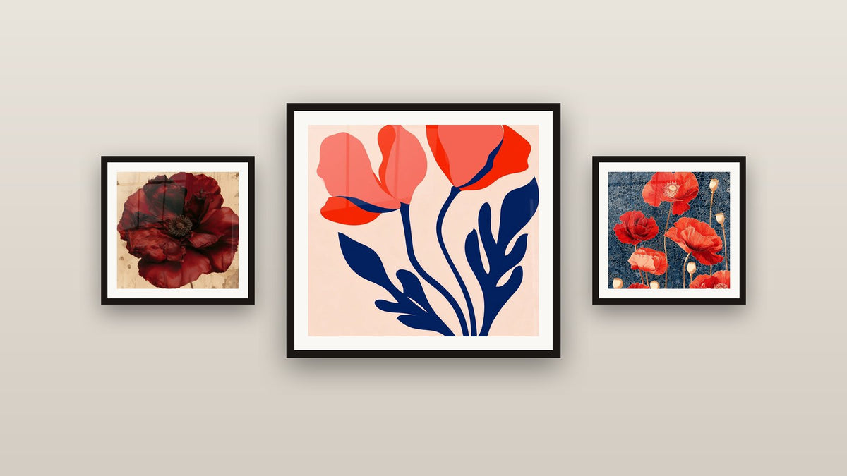 Mur de galerie avec trois tableaux encadrés, dont Coquelicots rouge et bleu marine détaillés