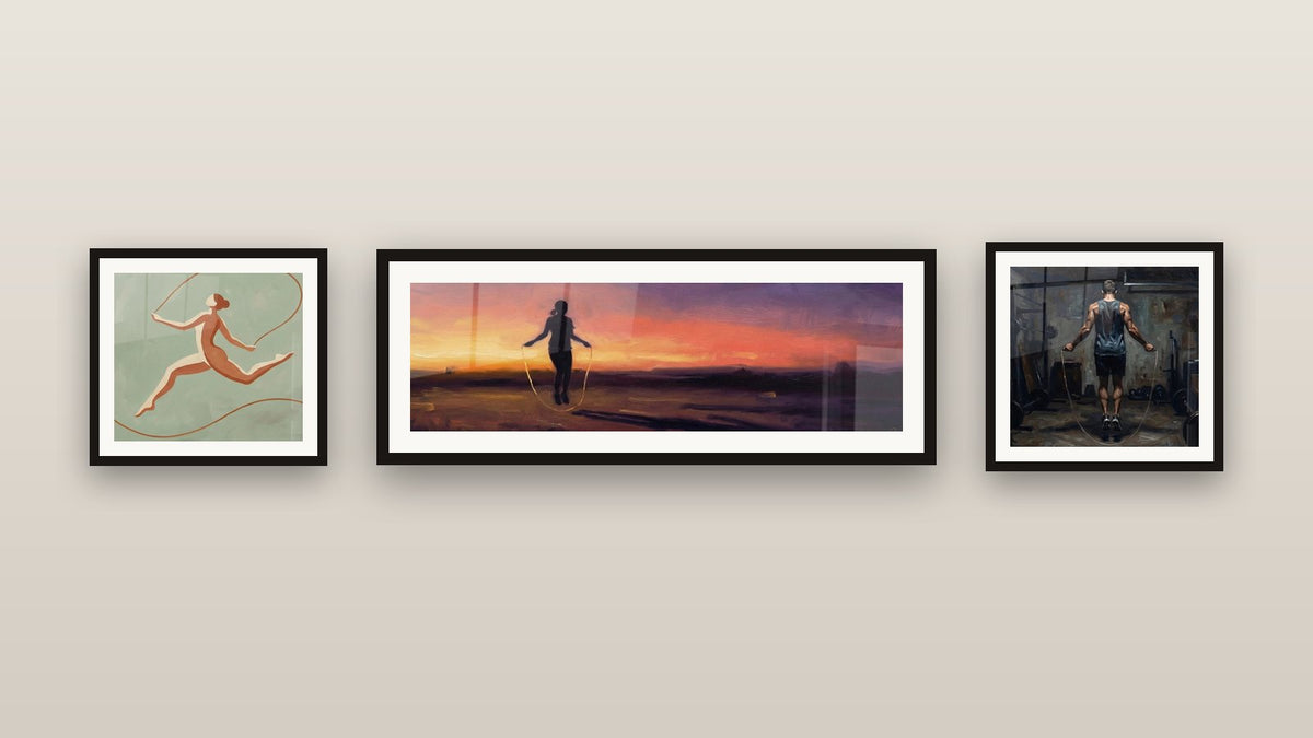 Mur de galerie avec trois tableaux encadrés, dont Corde à sauter au coucher de soleil et Femme Sautant à la Corde