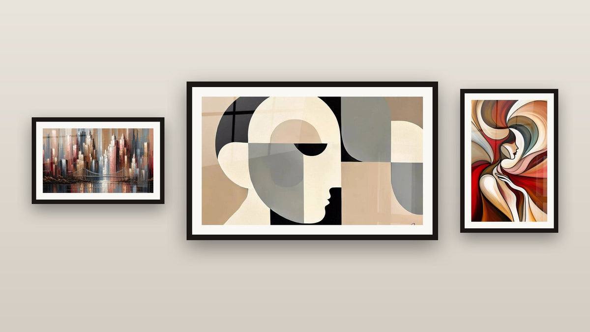 Pared de galería con tres cuadros enmarcados: Esencia Abstracta, Rostro Fragmentado y Reflejos Metropolitanos