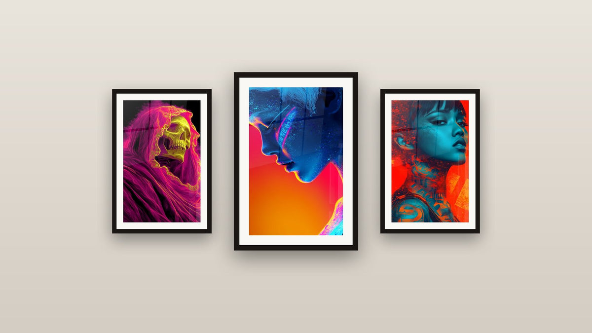 Mur de galerie avec trois tableaux encadrés, dont Portrait femme rouge et cyan tatouée