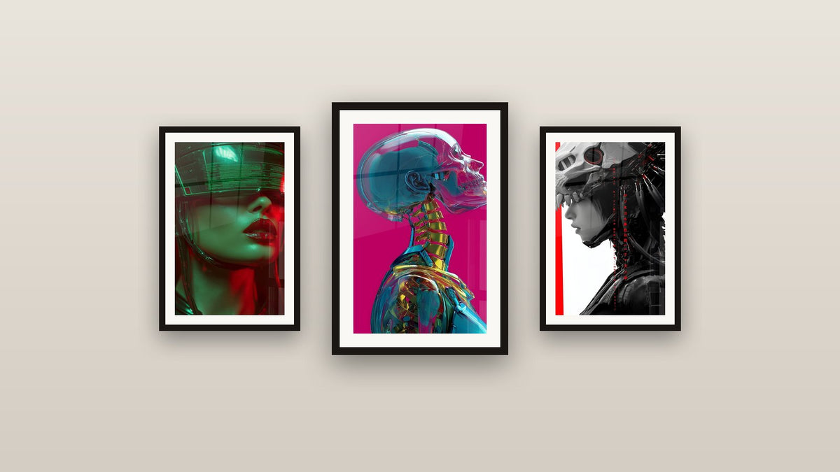 Mur de galerie avec trois tableaux encadrés, dont Squelette rose fuchsia et bleu métallique