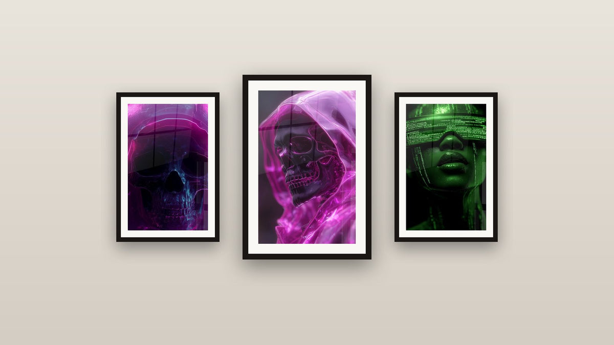 Mur de galerie avec trois tableaux encadrés, dont Visage vert et noir aux lèvres luisantes