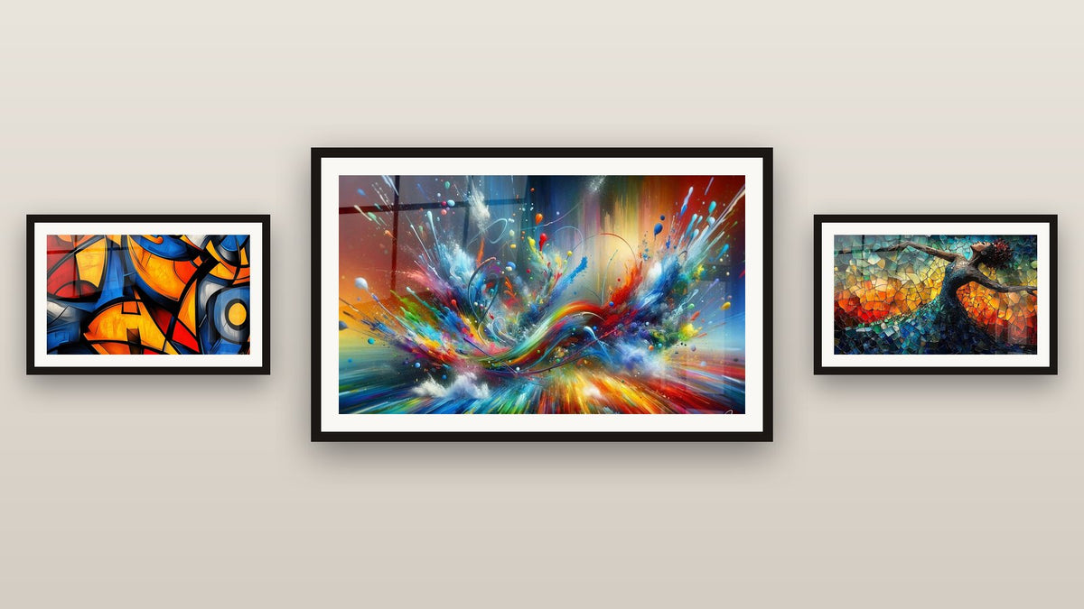 Mur de galerie avec trois tableaux encadrés, dont Big Bang Artistique Éclatant et Formes géométriques colorées