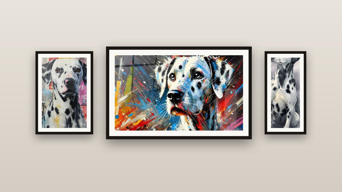 Mur de galerie avec trois tableaux encadrés, dont L’Art du Dalmate et Dalmatien Assis Portrait Aquarelle