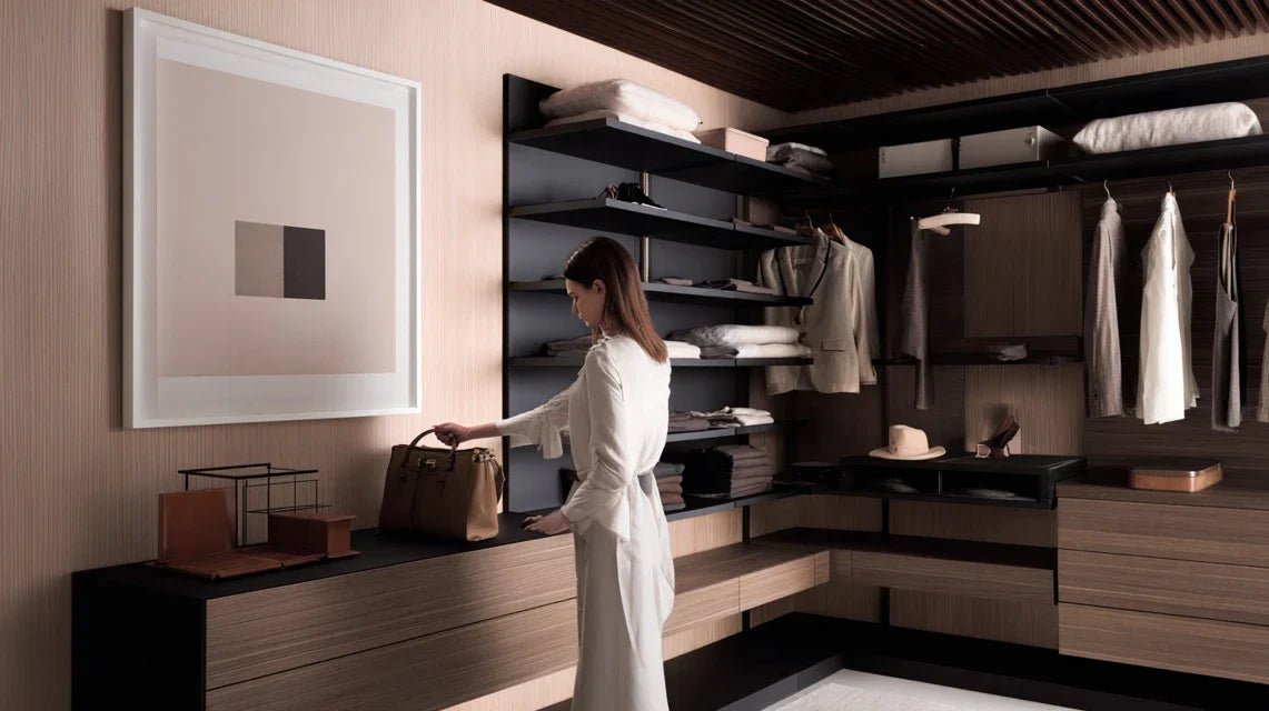 Tableau dans un dressing : luxe discret ou surcharge ?