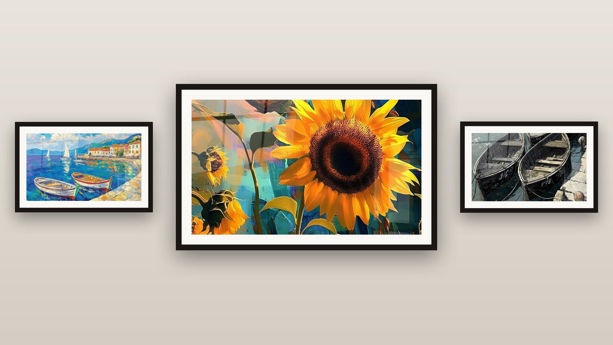 Galeriewand mit drei gerahmten Gemälden: Hafentafel Nr. 2, Sonnenblumen-Bild Nr. 1 und Hafentafel Nr. 1