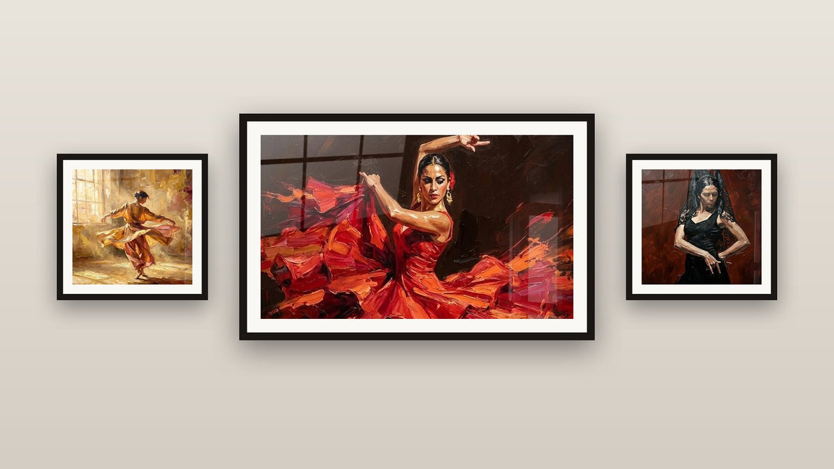 Mur de galerie avec trois tableaux encadrés, dont Danseuse Flamenco