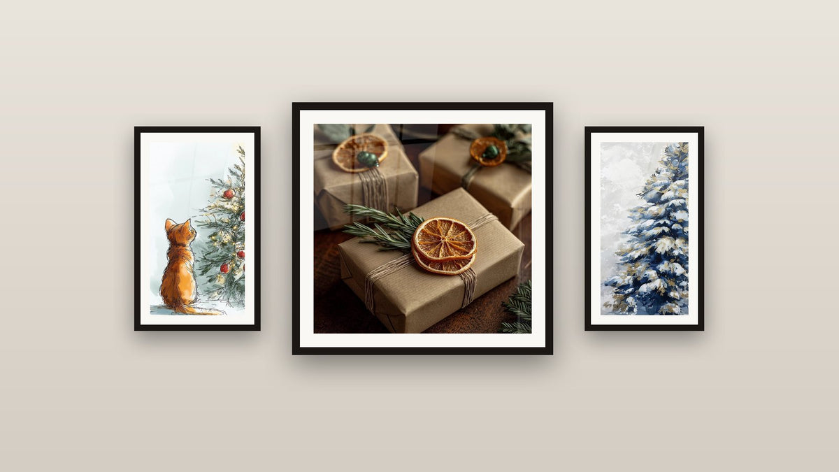 Mur de galerie avec trois tableaux encadrés, dont Cadeaux Matin du 25 Décembre et Sapin Flocons d'or et de neige