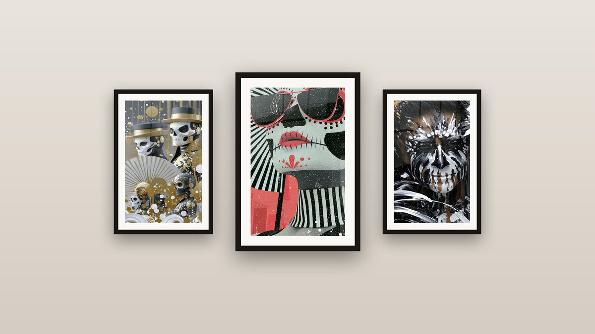 Mur de galerie avec trois tableaux encadrés