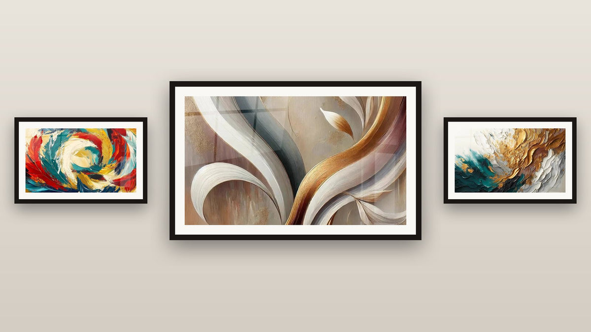 Mur de galerie avec trois tableaux encadrés : Souffle d'Or, Métamorphose Cosmique et Trace en Or et Jade