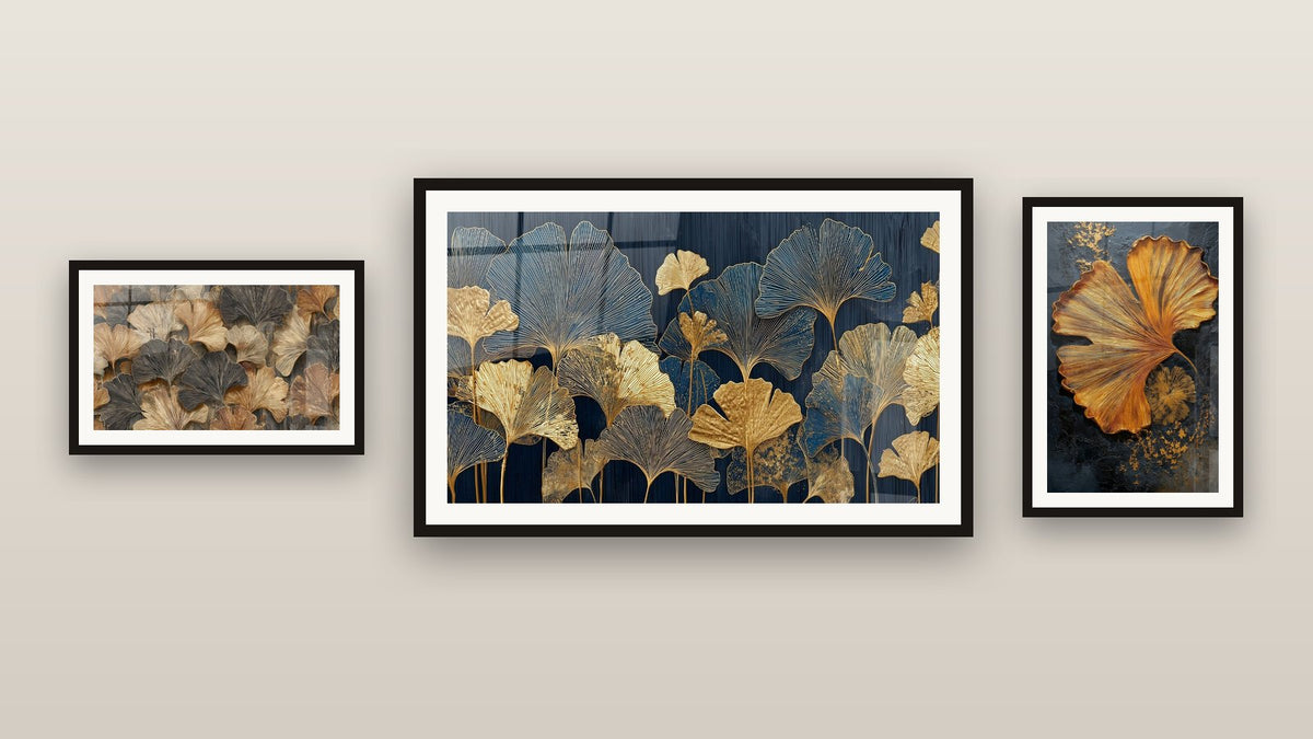 Mur de galerie avec trois tableaux encadrés