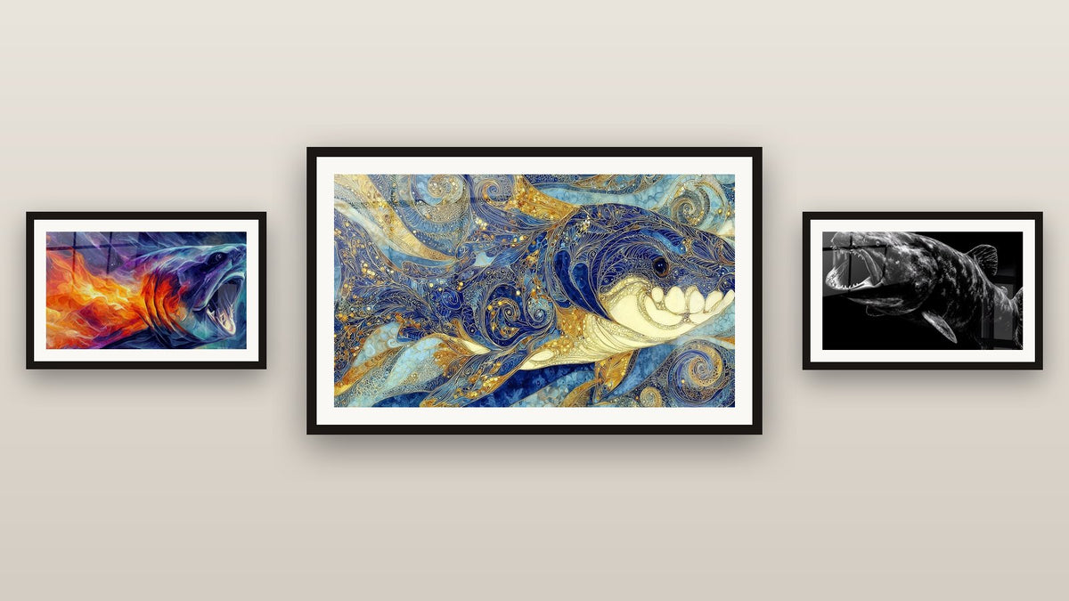 Mur de galerie avec trois tableaux encadrés, dont Dunkleosteus Ornemental et Dunkleosteus flammes cosmiques