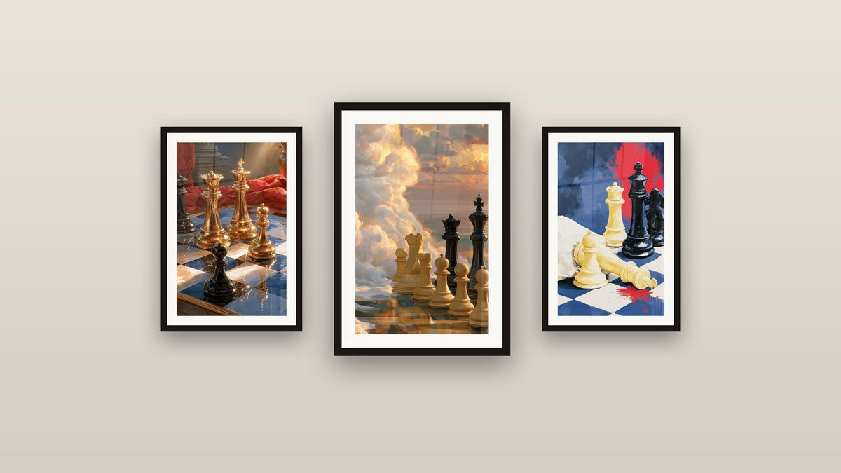 Mur de galerie avec trois tableaux encadrés, dont Roi ivoire renversé sur échiquier bleu