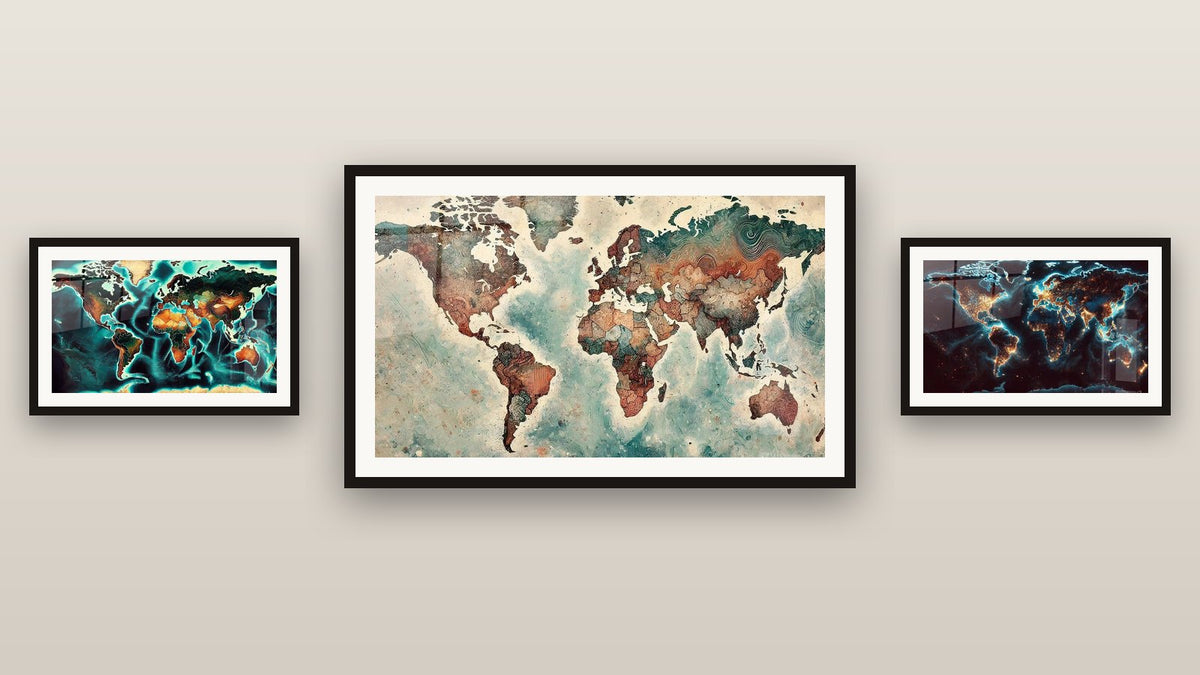 Pared de galería con tres cuadros enmarcados: Mapa del Mundo N°1, Mapa del Mundo N°5 y Mapa del Mundo N°2
