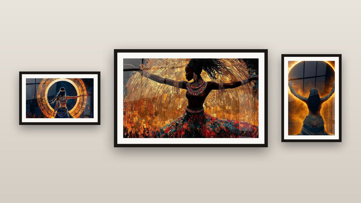 Mur de galerie avec trois tableaux encadrés, dont Femme Rythme primordial et Femme égyptienne offrande divine