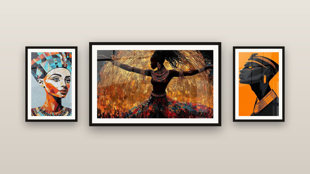 Mur de galerie avec trois tableaux encadrés, dont Néfertiti Grâce des pyramides et Femme Africaine Déesse de bronze