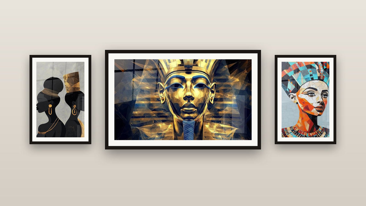 Parete galleria con tre quadri incorniciati, tra cui Donne Eleganza Reale e Nefertiti Grazia delle Piramidi