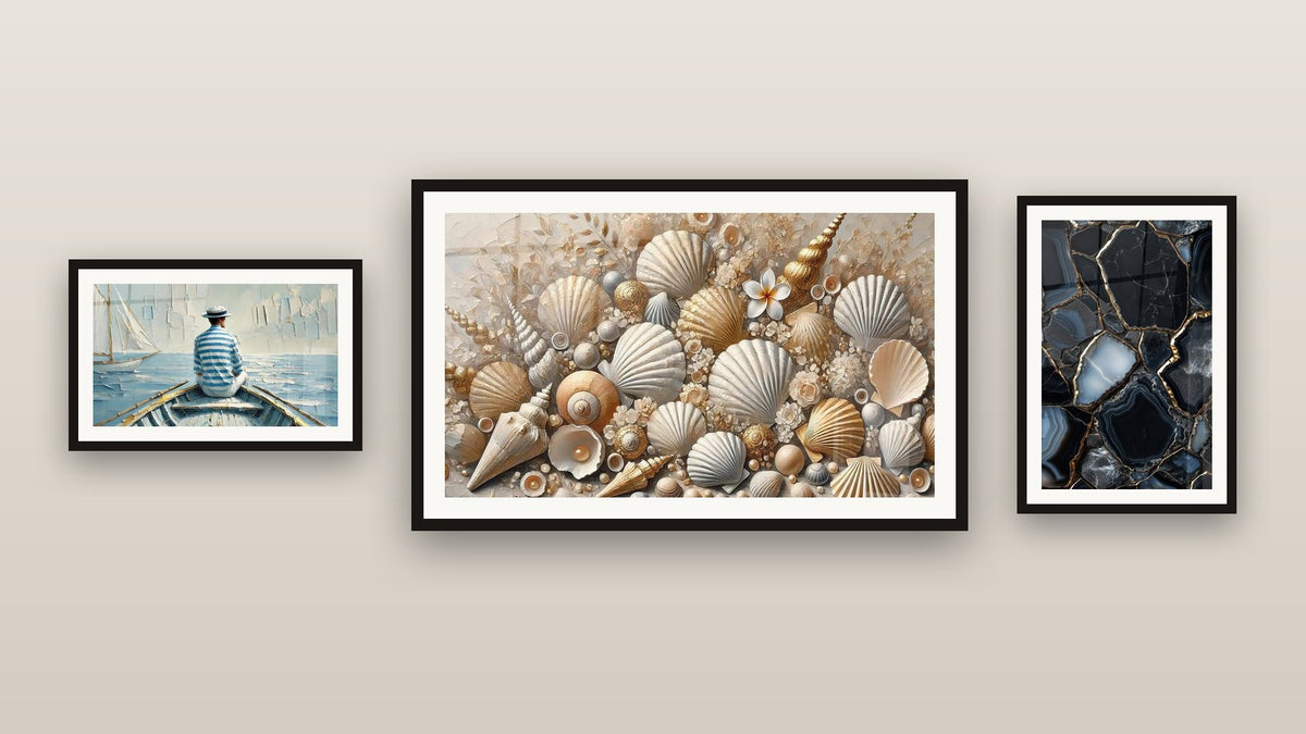 Mur de galerie avec trois tableaux encadrés, dont L’Art de l’Eau et Joyaux des Sables