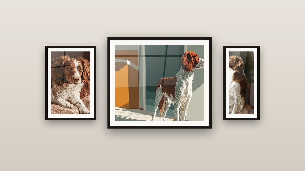 Mur de galerie avec trois tableaux encadrés, dont Chien Marron et Blanc à la Fenêtre