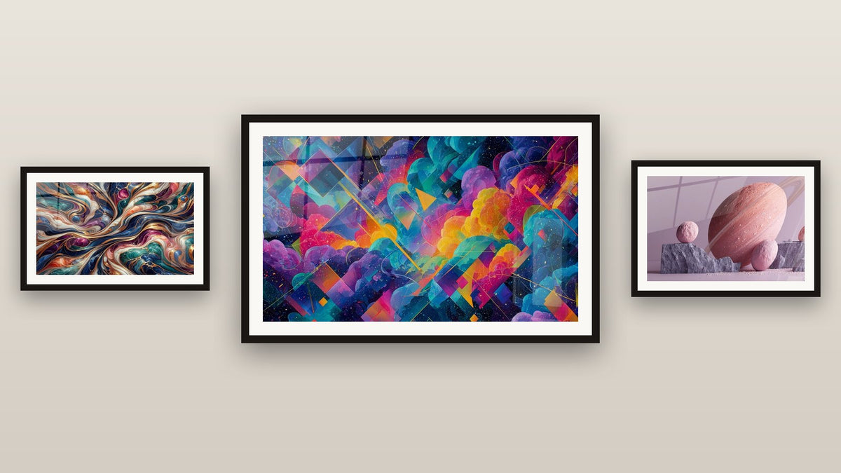 Mur de galerie avec trois tableaux encadrés : Planète rose avec anneaux, Formes géométriques cosmos et Cosmos Enchanté