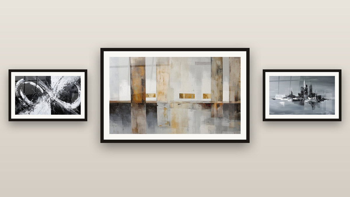Pared de galería con tres cuadros enmarcados, entre ellos Abstracto Gestual Negro y Blanco
