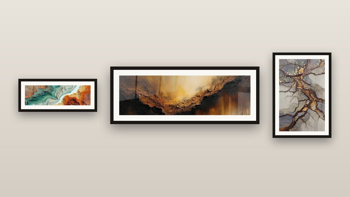 Mur de galerie avec trois tableaux encadrés, dont Abstrait Fluides Turquoise et Cuivre
