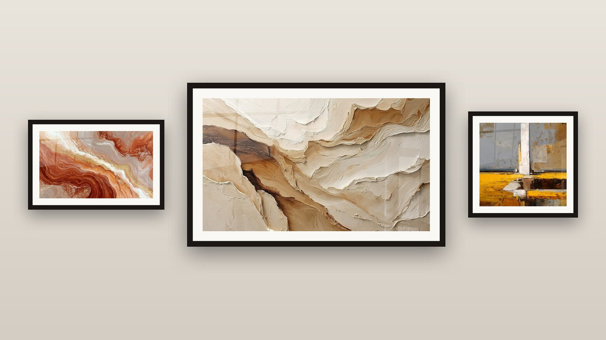 Mur de galerie avec trois tableaux encadrés, dont Abstrait Beige et Terre
