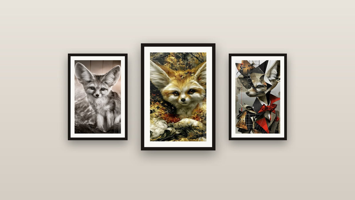 Mur de galerie avec trois tableaux encadrés, dont Fennec en costume noeud papillon rouge