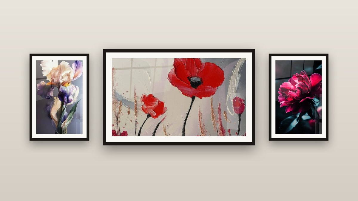 Galeriewand mit drei gerahmten Gemälden, darunter Iris Bild Nr. 4 und Pfingstrosenbild Nr. 3