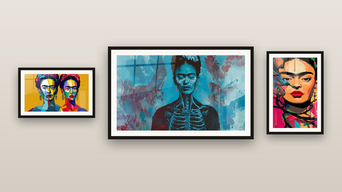 Mur de galerie avec trois tableaux encadrés