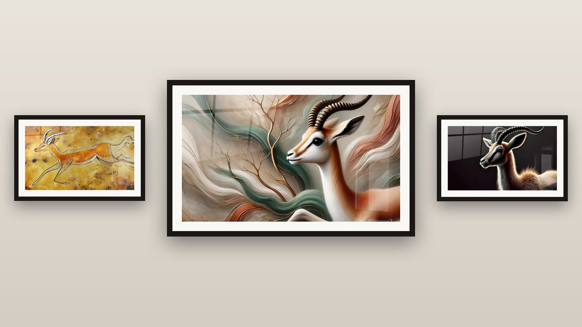 Mur de galerie avec trois tableaux encadrés : Légèreté du Désert, Gazelle Messager ancestral et Reine des Savanes