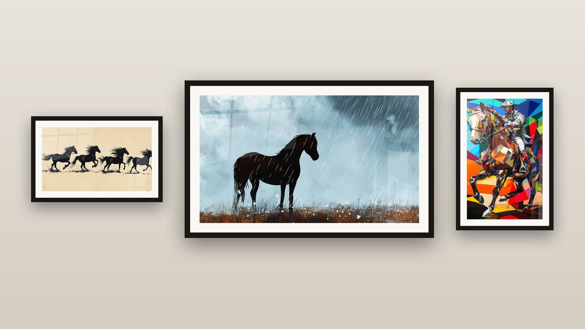 Mur de galerie avec trois tableaux encadrés