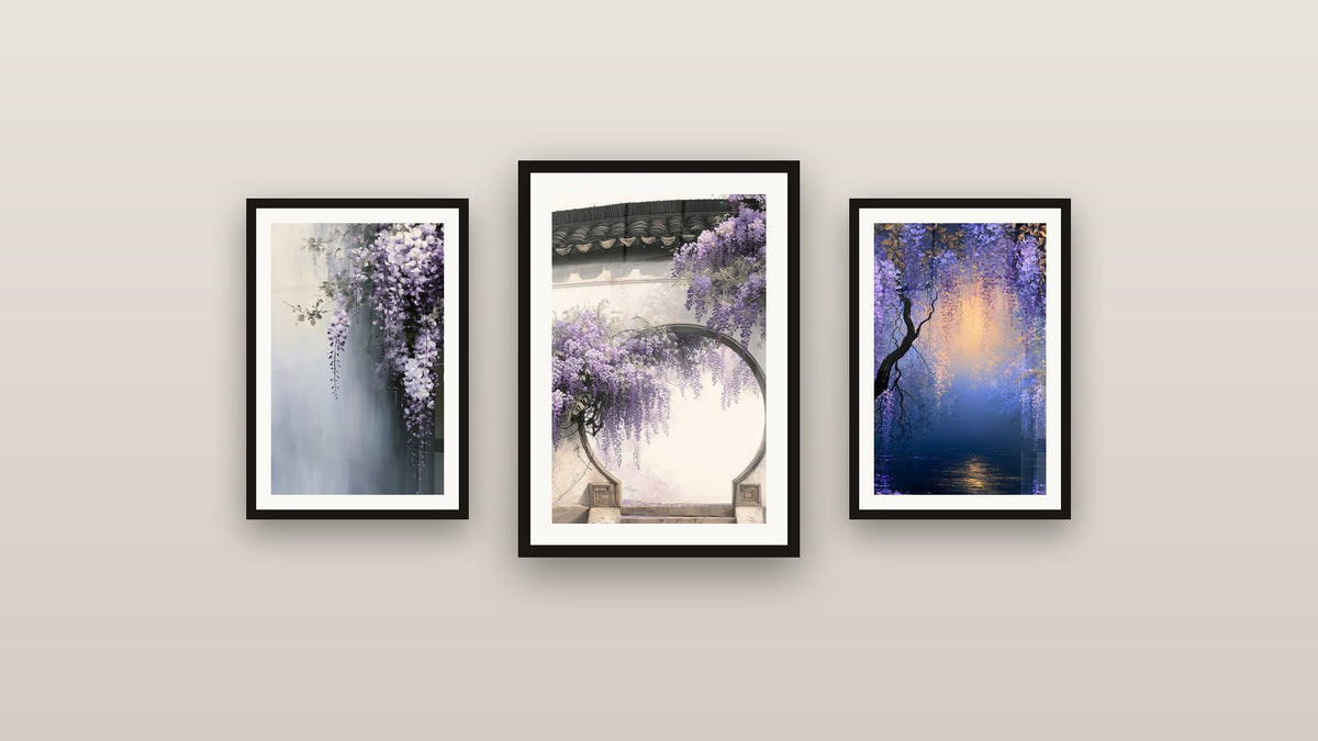 Galeriewand mit drei gerahmten Gemälden, darunter Lila und graue, spitz zulaufende Trauben und Lila und Blaue Baum am Wasser