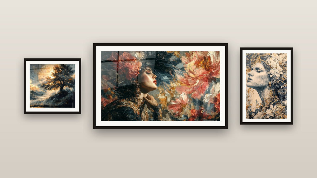 Mur de galerie avec trois tableaux encadrés : Arbre Branches Tourmentées, Femme Beauté Tragique et Femme Solitude Ornée