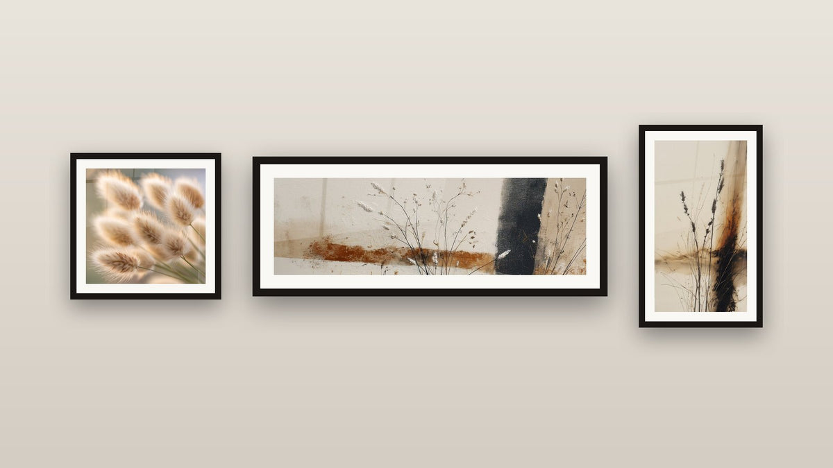 Mur de galerie avec trois tableaux encadrés