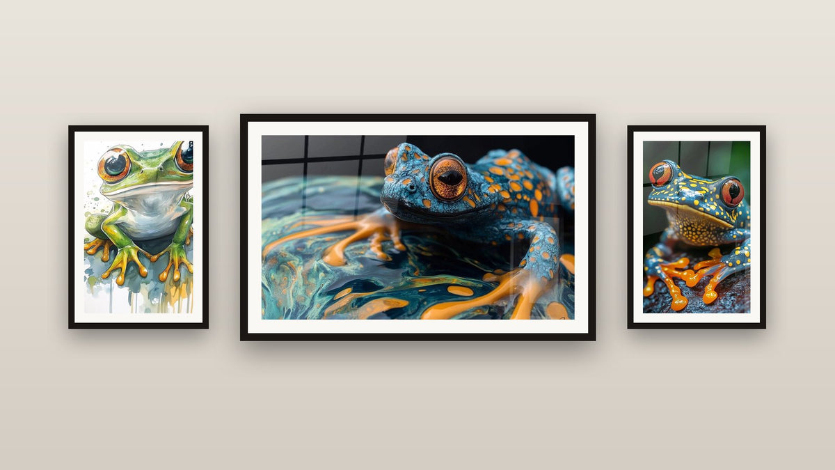 Mur de galerie avec trois tableaux encadrés : Grenouille N°2, Enfants N°10 et Grenouille N°3