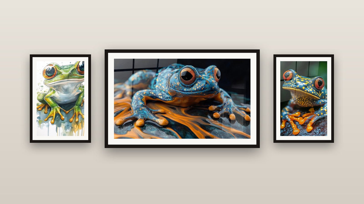 Mur de galerie avec trois tableaux encadrés : Grenouille N°1, Enfants N°10 et Grenouille N°2