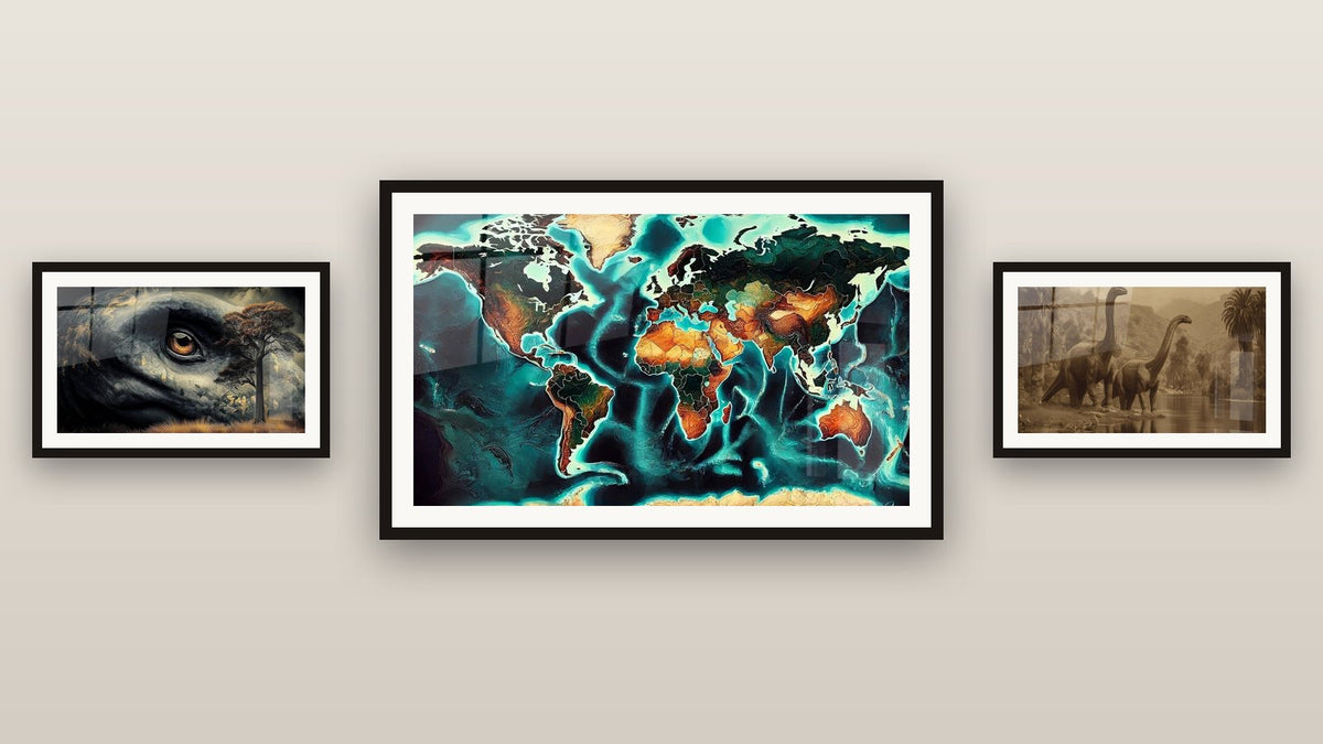 Pared de galería con tres cuadros enmarcados, entre ellos Mapa del Mundo N°1 y Criatura Prehistórica
