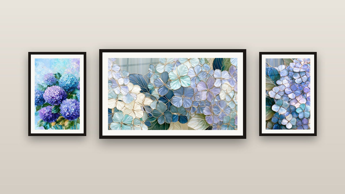 Parete galleria con tre quadri incorniciati, tra cui Ortensia blu e viola in stile vetrata