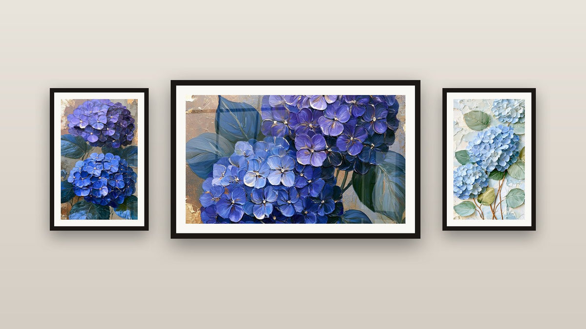 Mur de galerie avec trois tableaux encadrés, dont Hortensias violet et bleu texturés et Hortensias bleu et doré en fleurs