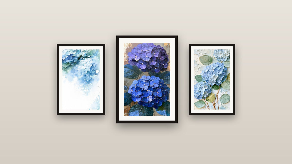 Mur de galerie avec trois tableaux encadrés, dont Hortensias violet et bleu texturés