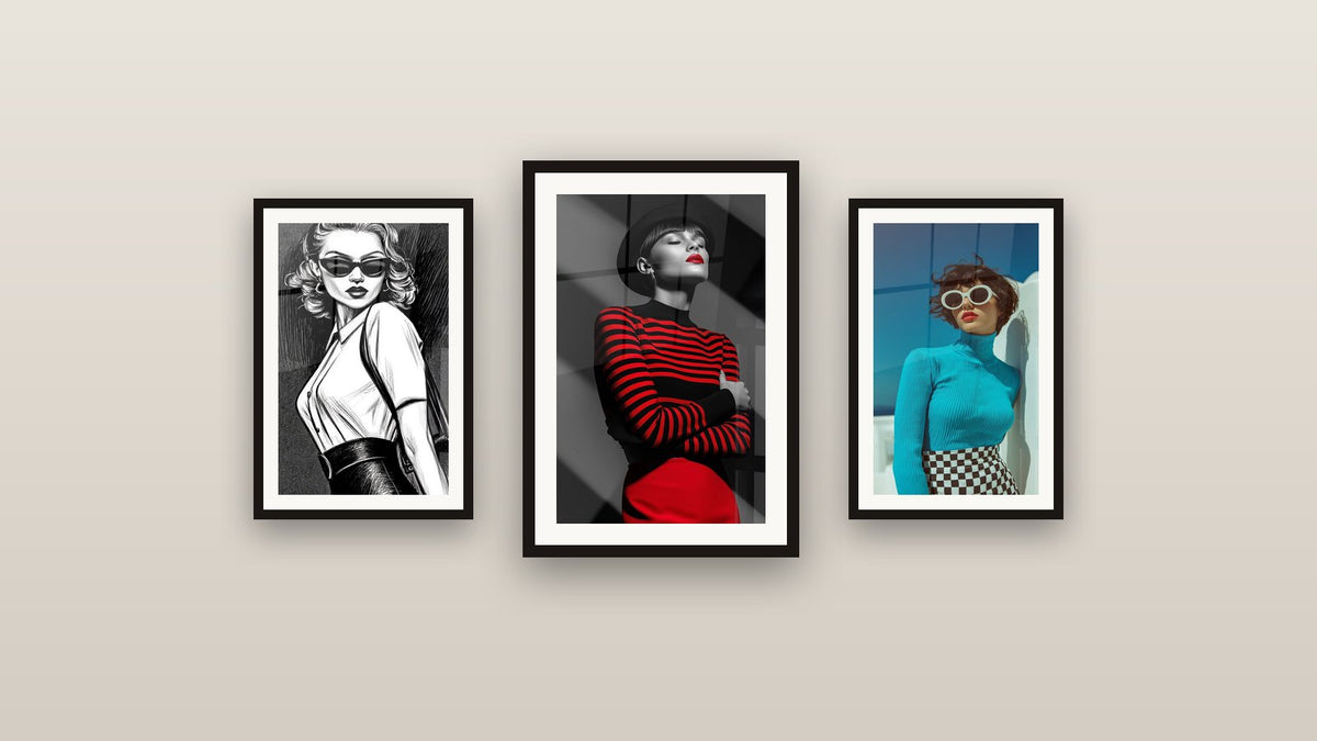 Mur de galerie avec trois tableaux encadrés, dont Diva Vintage et Chapeau noir et jupe rouge yeux clos
