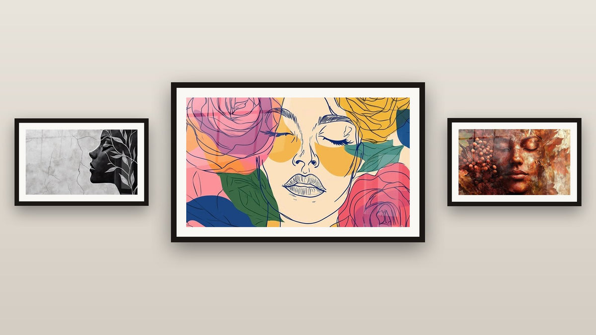 Mur de galerie avec trois tableaux encadrés