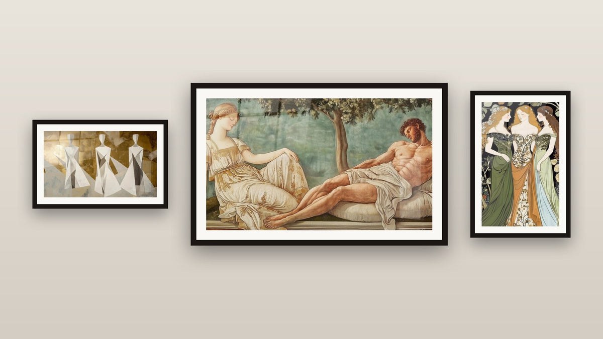 Mur de galerie avec trois tableaux encadrés